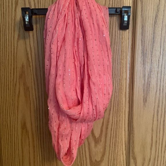Women’s Nee York and Company sparkly eternity scarf. - Picture 1 of 6
